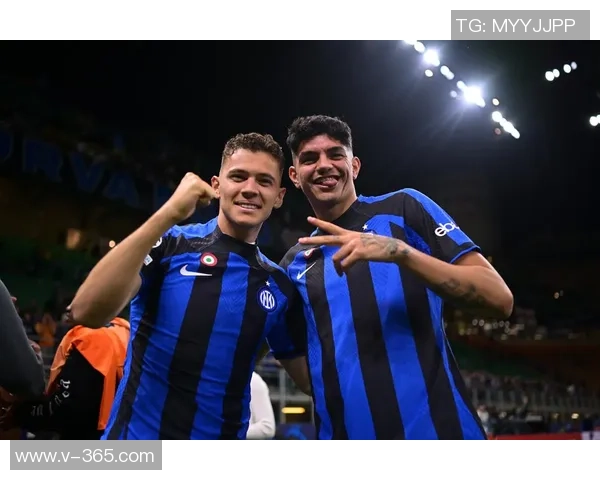 阳光灿烂的足球明星们用笑容传递快乐与激情